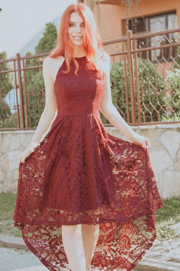 Vestido assimétrico de renda borgonha